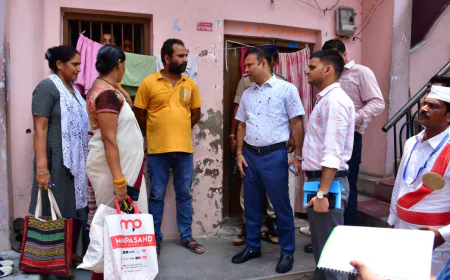 डीएम ने शहरी क्षेत्र के कई वार्डो का भ्रमण कर गणना प्रपत्र सत्यापन कार्य का किया मुआयना