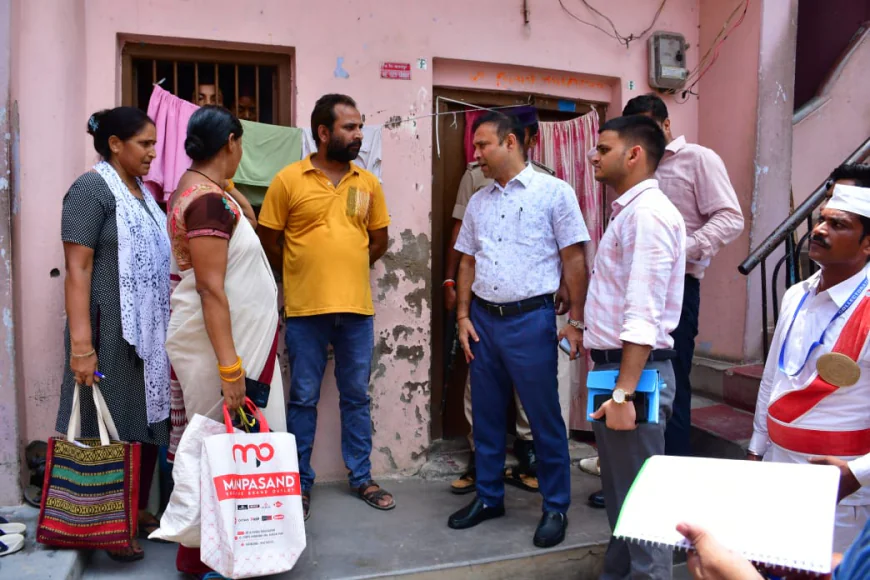 डीएम ने शहरी क्षेत्र के कई वार्डो का भ्रमण कर गणना प्रपत्र सत्यापन कार्य का किया मुआयना