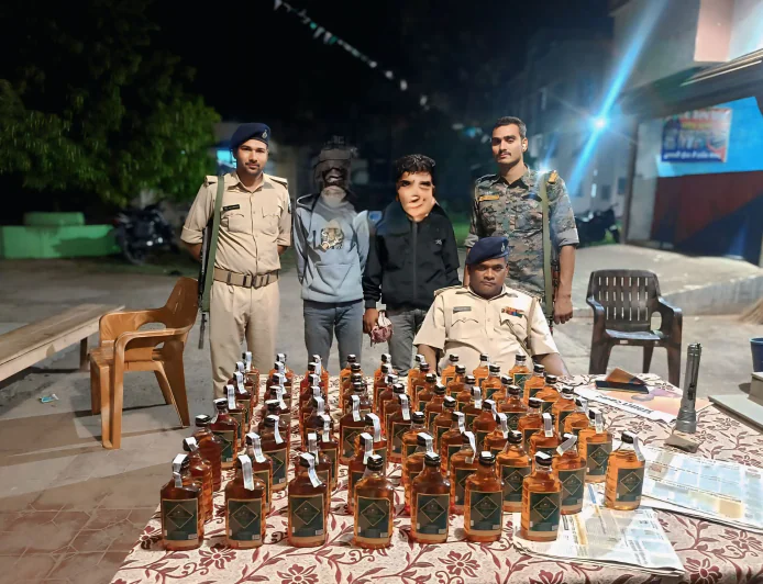 धोरैया में शराब तस्करी का भंडाफोड़: 70 बोतल देसी शराब के साथ दो गिरफ्तार